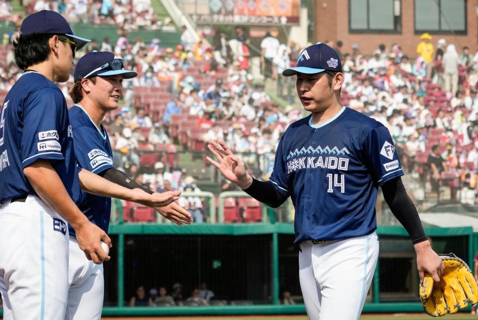 　７回を投げ終えベンチに戻る加藤貴（右）