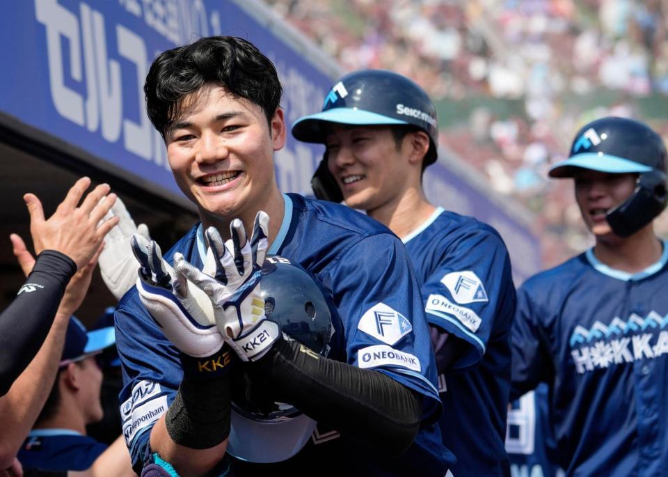 　４回、勝ち越し３ランを放ち笑顔を見せる清宮幸（手前）