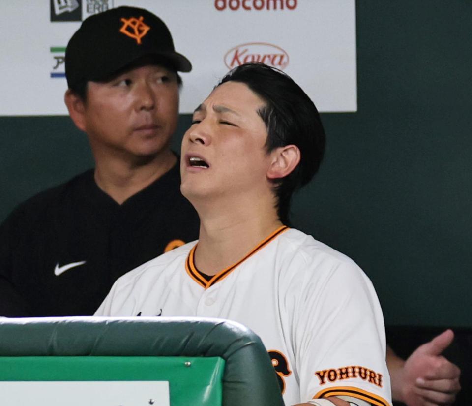 　４回、バントを失敗し、ベンチで泣きそうな顔をする小林（撮影・田中太一）