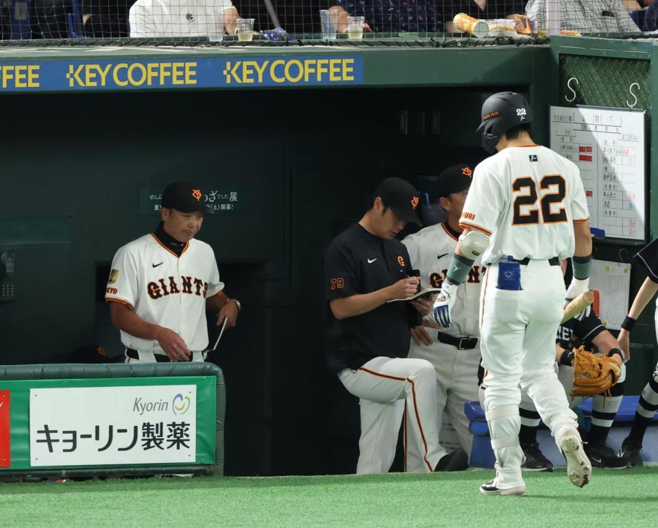 　４回、スリーバント失敗の小林に厳しい表情の阿部監督（撮影・金田祐二）