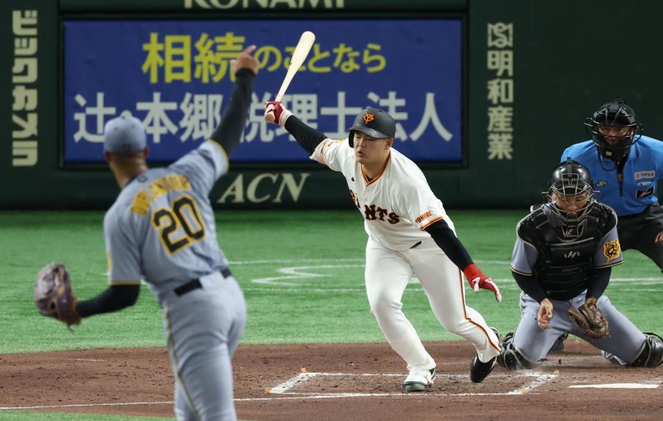 　３回、空振り三振に倒れる荒巻（撮影・金田祐二）