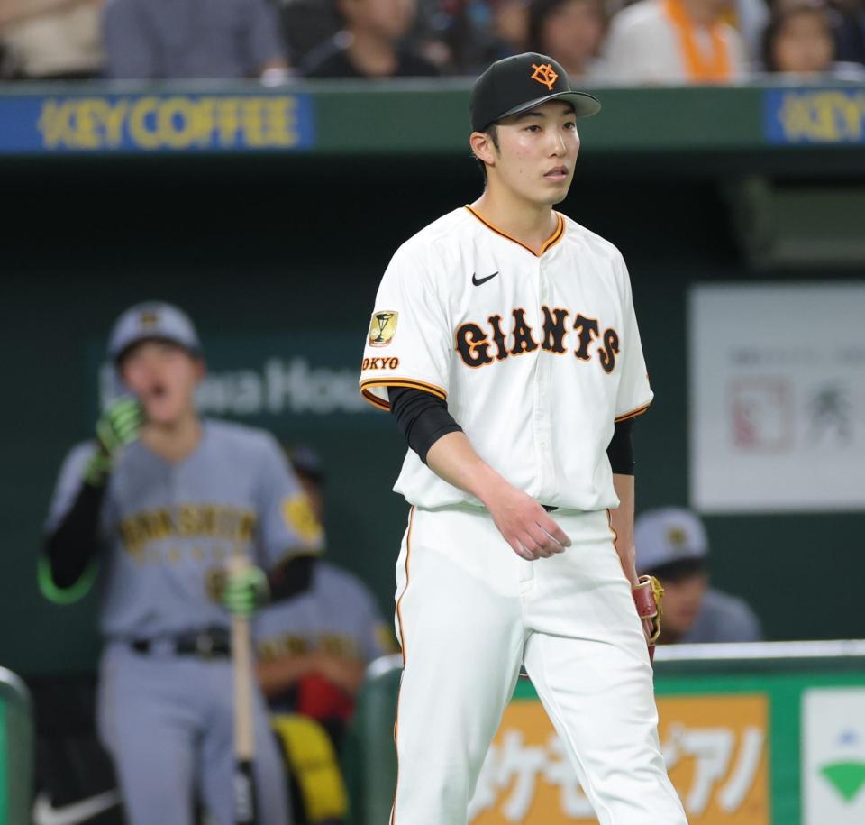 　４回、小幡の右犠飛で２点目を失った赤星（撮影・西岡正）