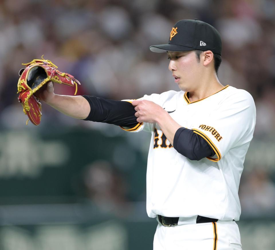 　４回、２点目を失いベンチ戻る赤星（撮影・西岡正）