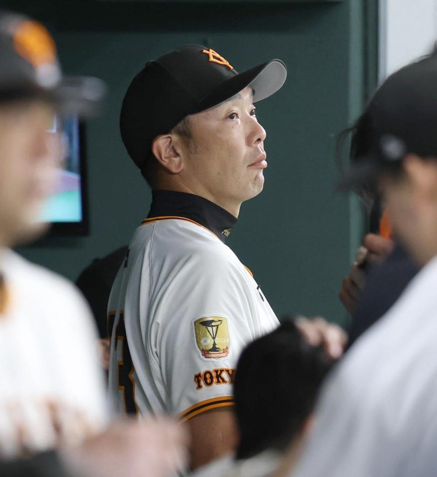 　４回、ベンチで厳しい表情の阿部監督