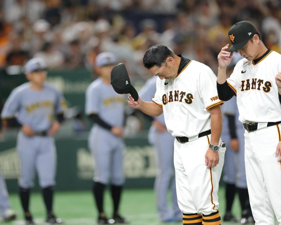 　阪神に連敗し、スタンドに向かって頭を下げる阿部監督（右から２人目）＝撮影・西岡正