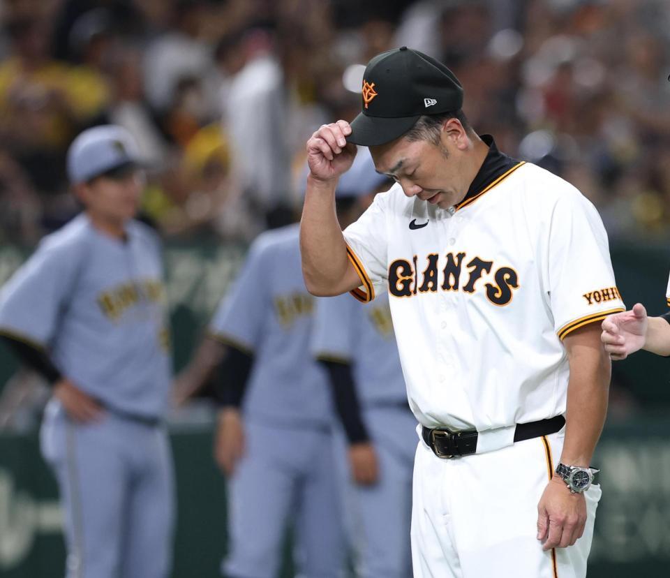 　阪神に敗れ、観客にあいさつする阿部監督