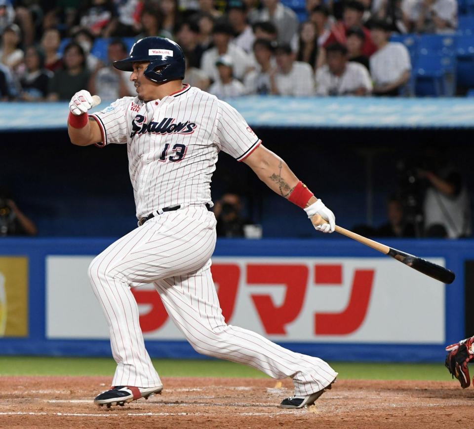 　２回、オスナは中前に勝ち越し適時打を放つ（撮影・佐藤厚）
