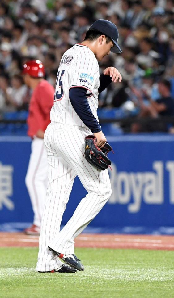 　５回、ファビアンへの危険球で退場する中村優（撮影・佐藤厚）