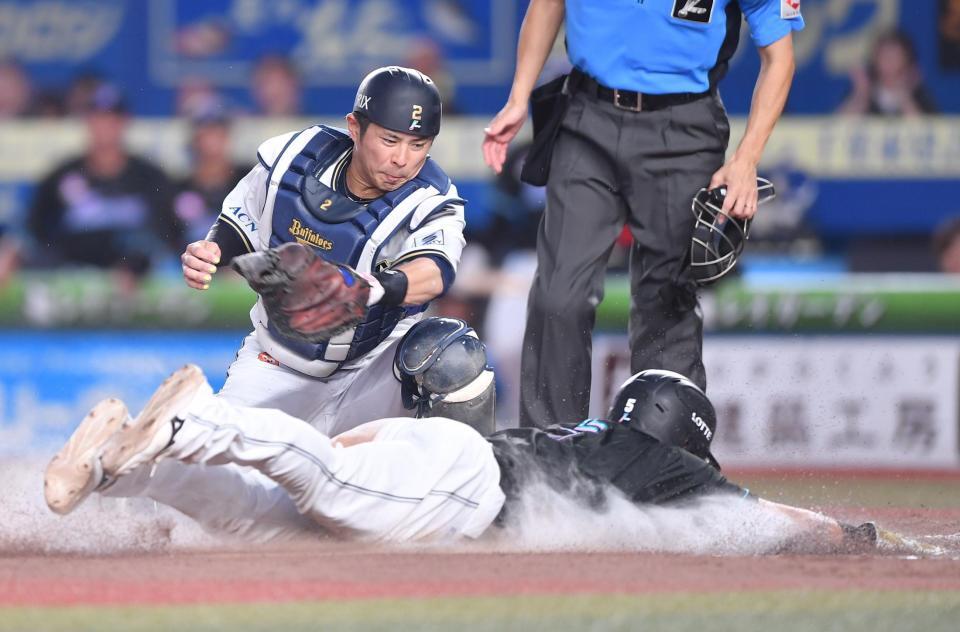 　３回、高部の左犠飛で勝ち越しのホームにヘッドスライディングする安田（手前）の生還を許す若月（撮影・開出牧）