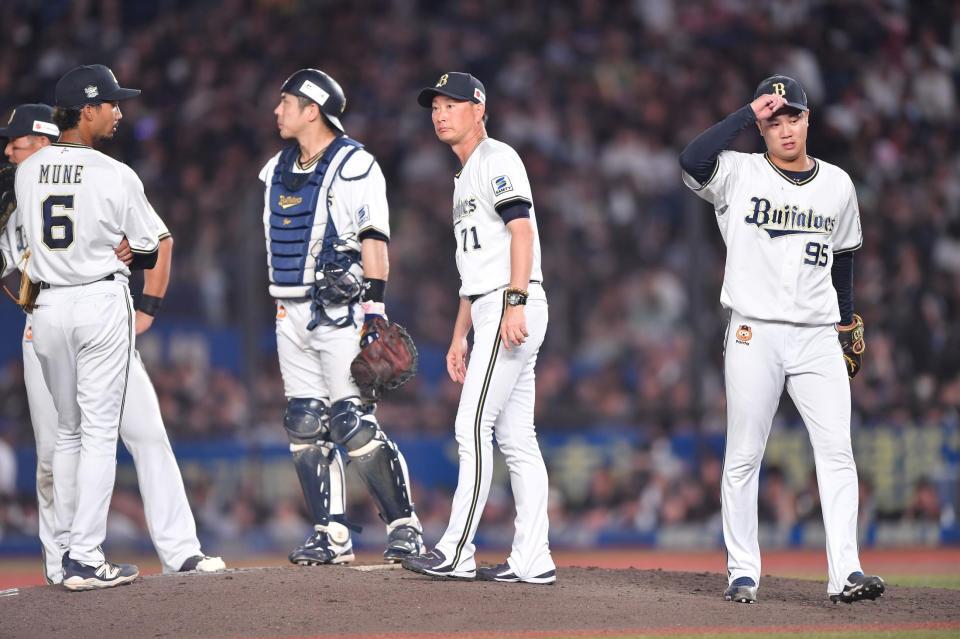 　６回、投手交代を告げた岸田監督（右から２人目）。右端は降板する才木（撮影・開出牧）