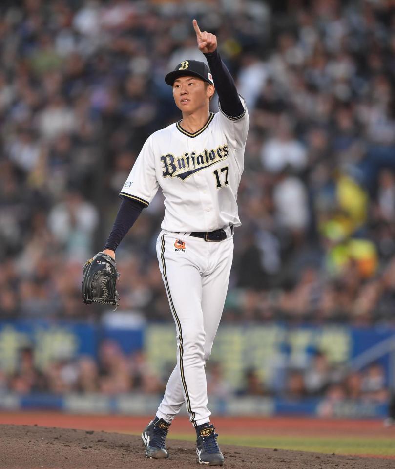 　２回、友杉を三飛に打ち取り打球を指さす曽谷（撮影・開出牧）