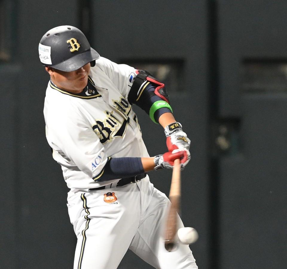 　５回、適時打を放つ笑顔の内藤（撮影・西田忠信）