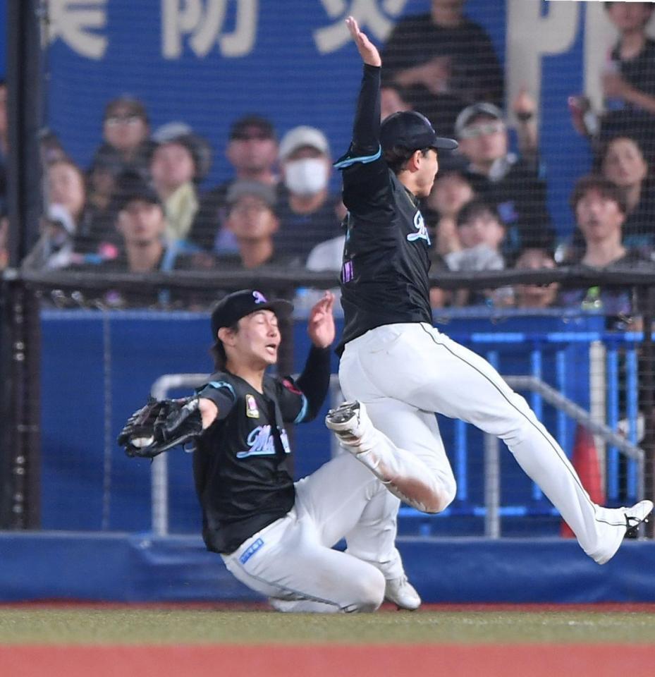 　６回、中川の右邪飛を好捕する藤原（左）。右は二塁手・小川（撮影・開出牧）