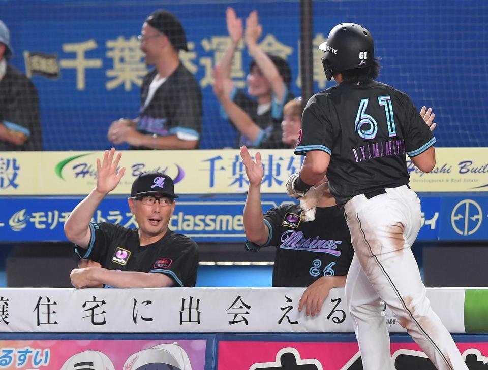 　３回、上田の右前適時打で生還した山本（６１）を迎える吉井監督（撮影・開出牧）