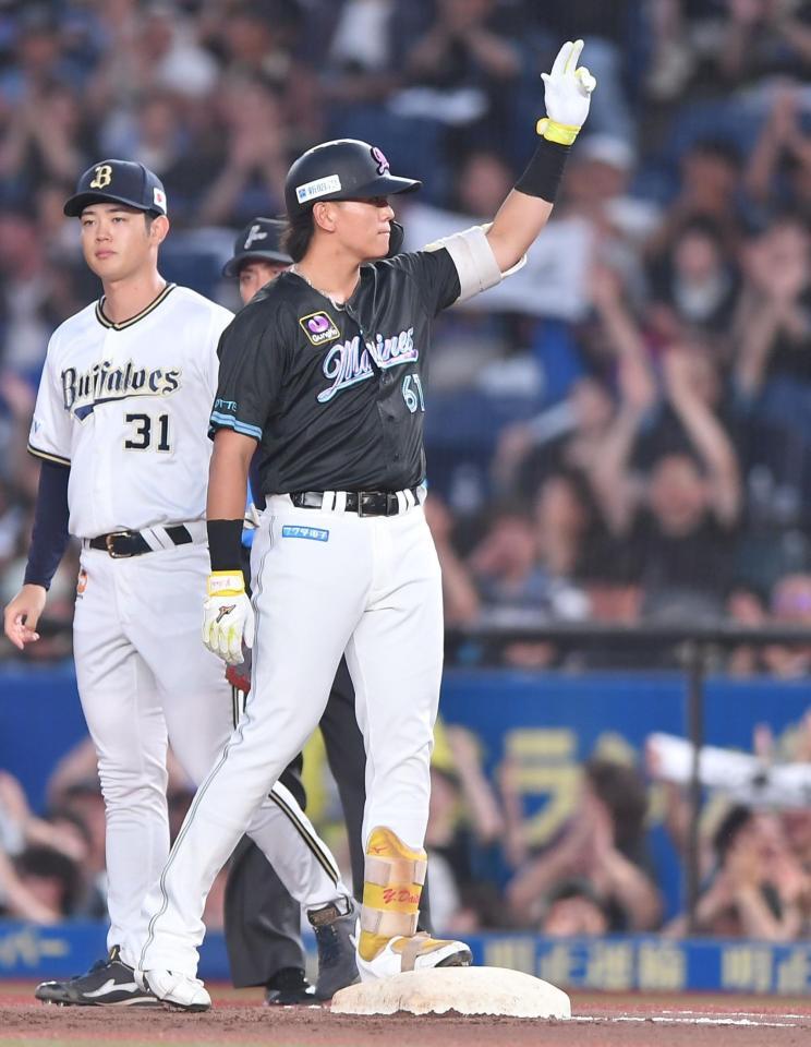 　３回、同点の右前適時打を放ちポーズを決める山本（手前）。左は二塁手・太田（撮影・開出牧）