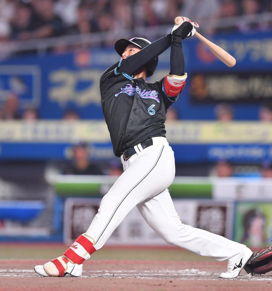 　６回、中越え２点適時三塁打を放つ西川（撮影・開出牧）