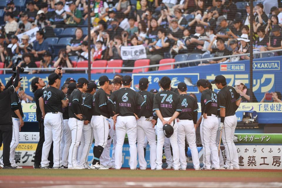 　試合前、円陣を組むロッテナイン（撮影・開出牧）