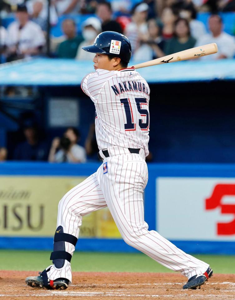 　２回、中村優がプロ初安打となる左前打を放つ