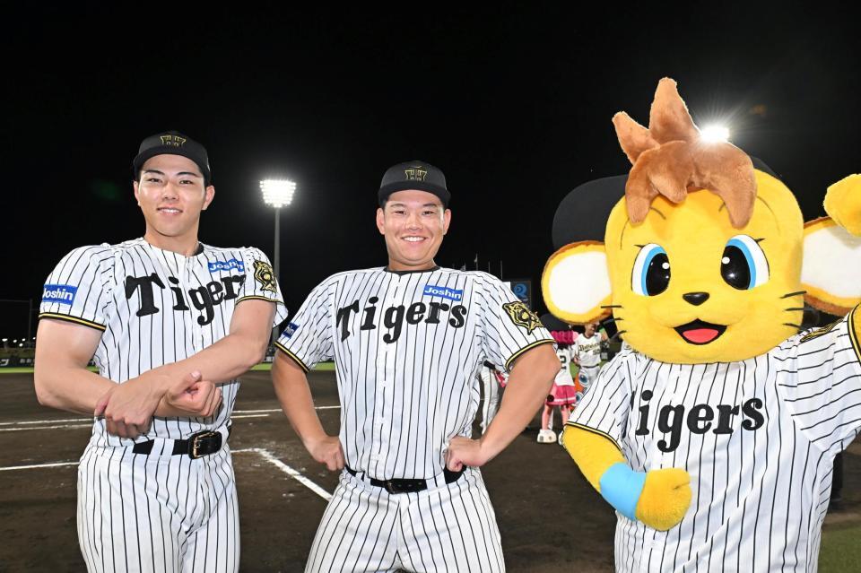 　筋肉を披露する工藤（左）と嶋村（撮影・西田忠信）