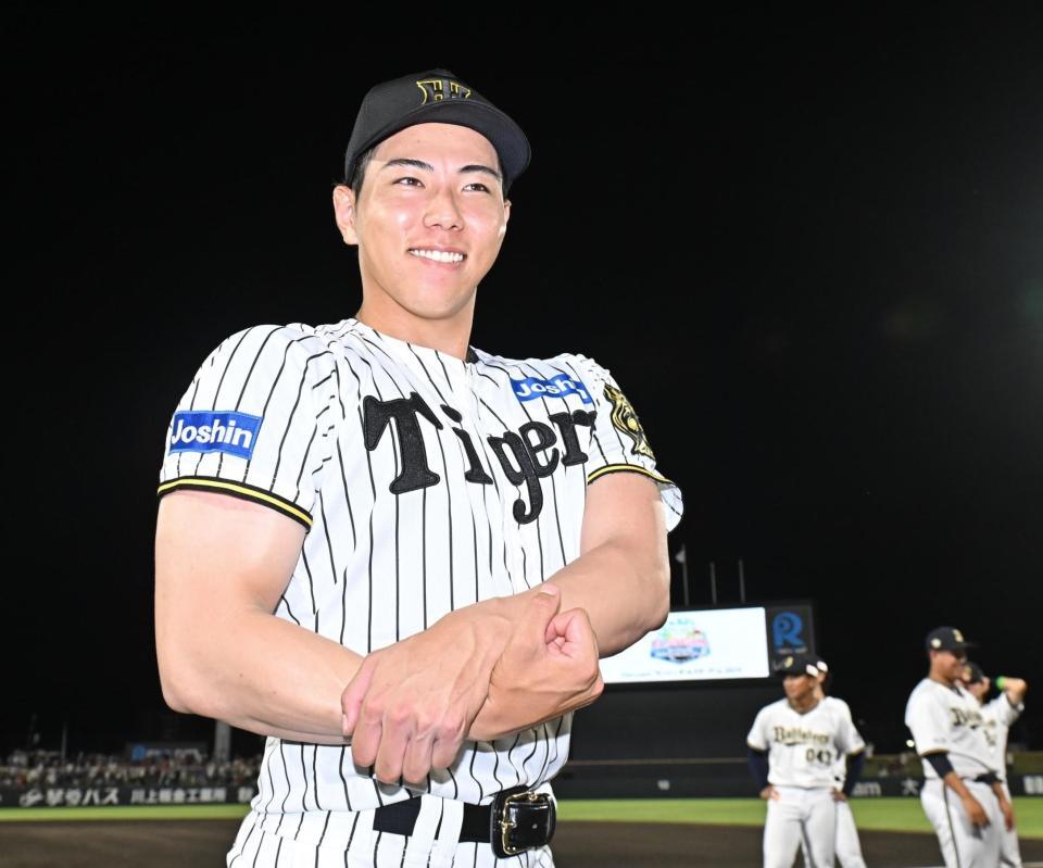 　筋肉を披露する工藤（撮影・西田忠信）