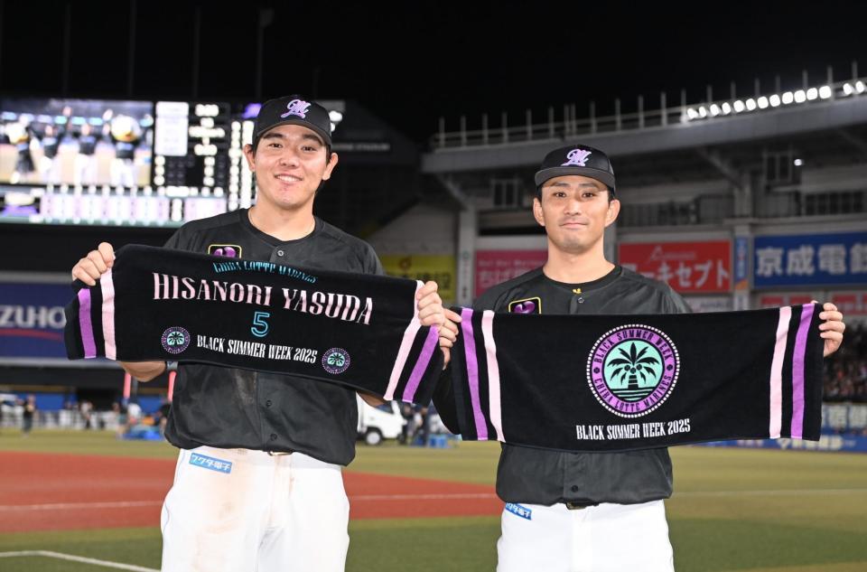 　オリックスに連勝し会心の笑みを浮かべる猛打賞の安田（左）と今季４勝目を挙げた小島（撮影・開出牧）