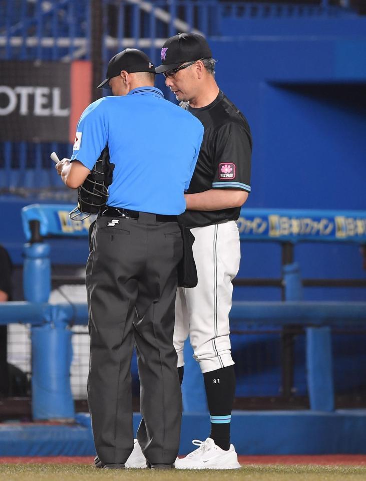 　７回、投手交代を告げる吉井監督（撮影・開出牧）