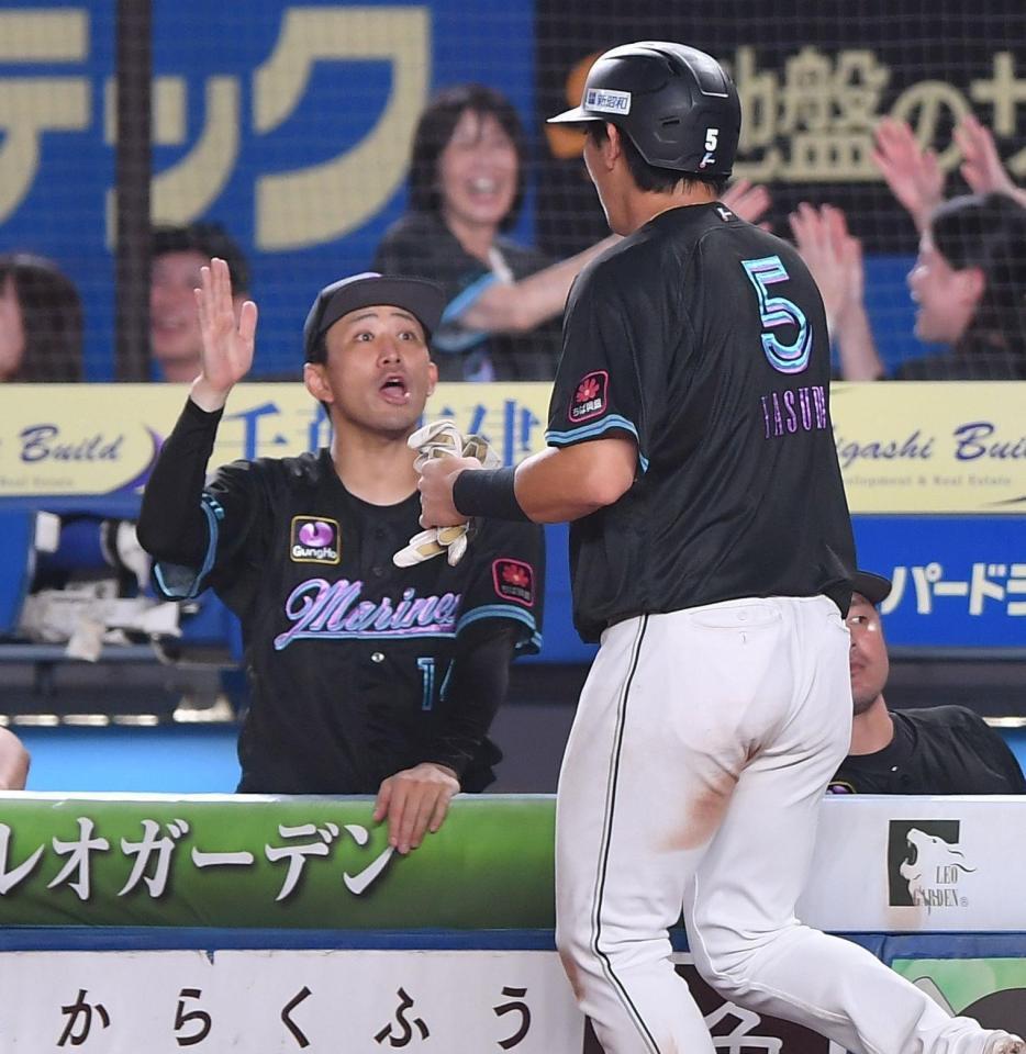 　６回、西川の中越え２点適時三塁打で生還した安田（右）とタッチを交わす小島（撮影・開出牧）