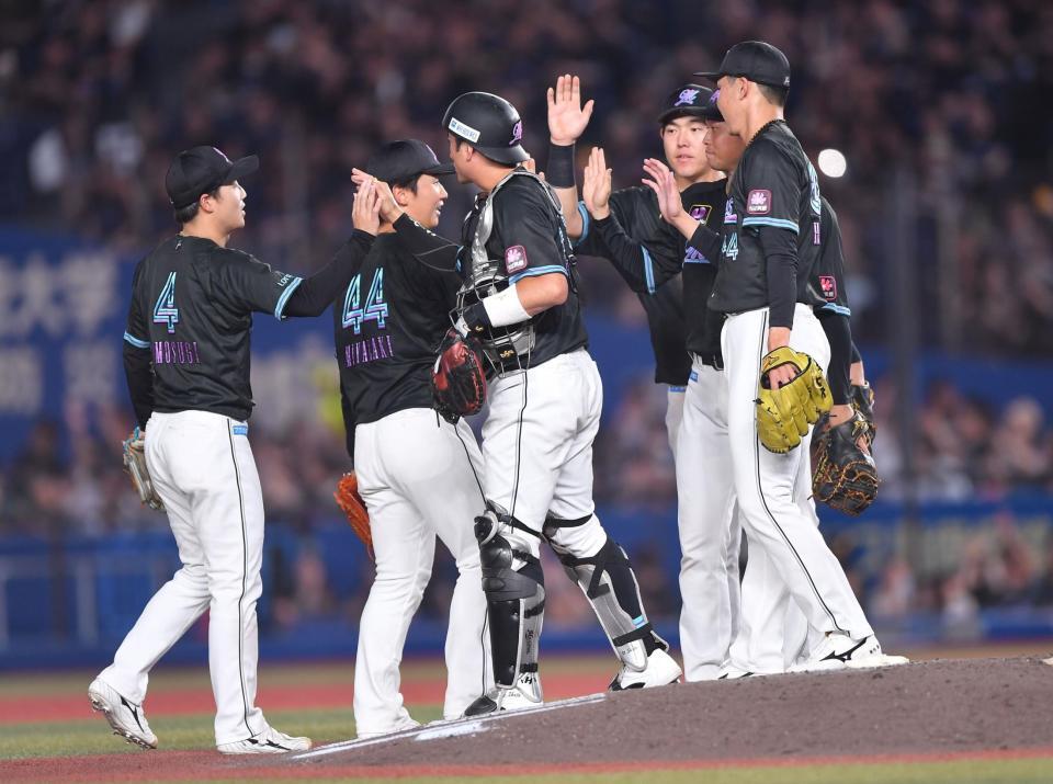 　オリックスに連勝しタッチを交わすロッテナイン（撮影・開出牧）