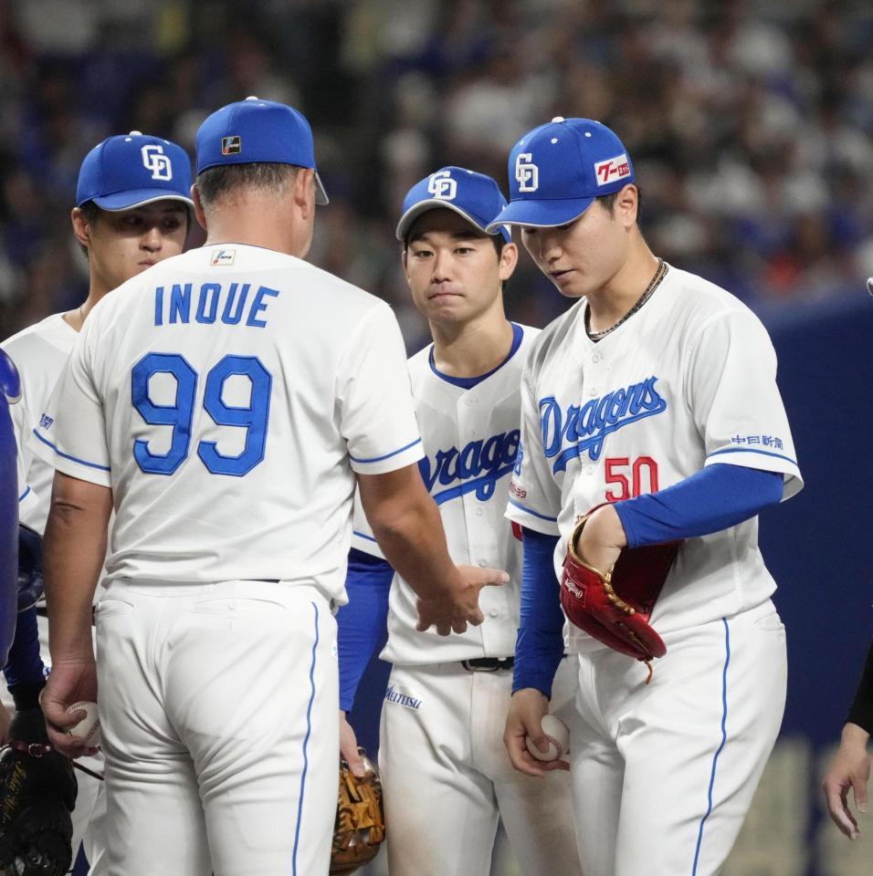 　９回途中、井上監督（９９）から降板を告げられる清水