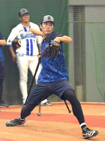 　ブルペンで投球練習をする藤浪。後方は山崎（撮影・堀内翔）