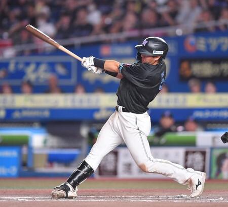 　６回、走者一掃の左越え適時二塁打を放つ安田（撮影・開出牧）