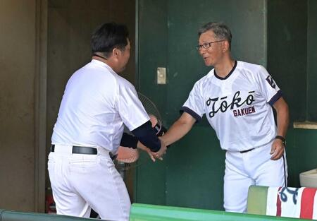 　試合を終え日大藤沢・山本監督（左）から握手を求められる桐光学園・野呂監督