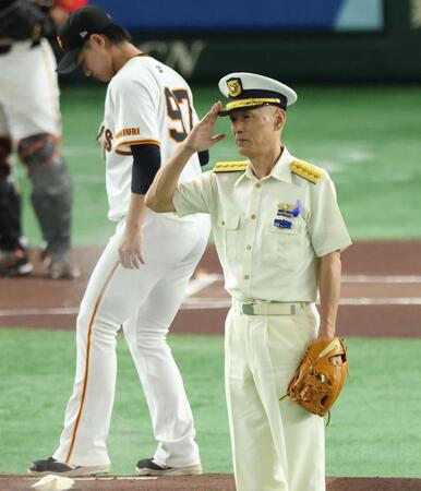 　始球式を務め敬礼する海上保安庁・瀬口良夫長官（撮影・金田祐二）