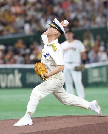 　始球式を務める海上保安庁の瀬口良夫長官