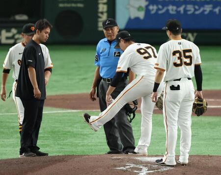 　２回、近本の打球を左足に受けた井上（撮影・金田祐二）