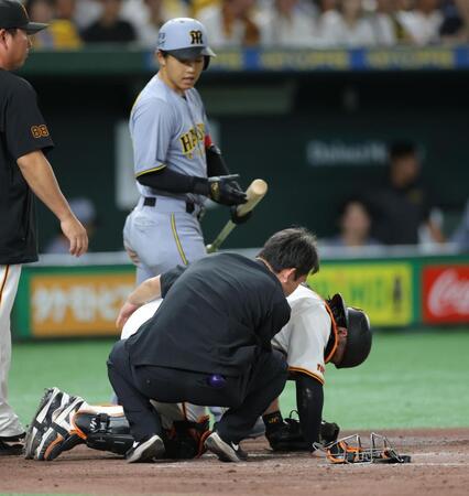 　３回、負傷しうずくまる甲斐（撮影・西岡正）