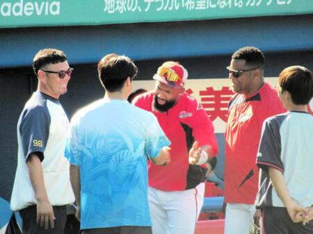 　ファビアンに謝罪した中村優。左は石井投手コーチ