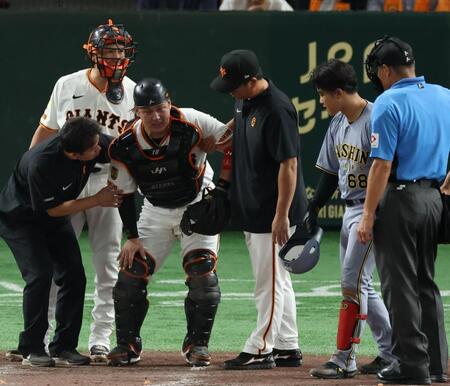 　３回、中川の打席で痛がる甲斐（撮影・金田祐二）