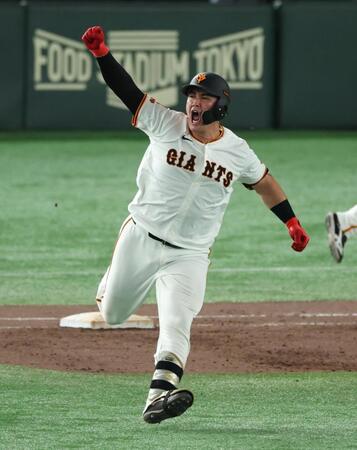 　７回、同点３ランを放ちガッツポーズのリチャード（撮影・金田祐二）