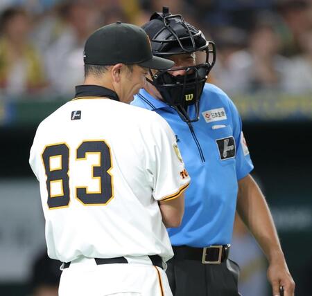 【写真】巨人・阿部監督　八回に苦笑いでベンチ飛び出した理由　球審の隣でめっちゃ笑ってる