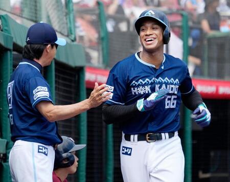 　４回、打者水野のゴロを二塁手が後逸し、生還した万波（右）