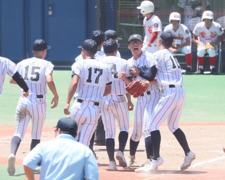 　試合に勝利し、岩倉・佐竹翔太（右端）と抱き合って喜ぶ岩倉・佐藤海翔（右から２人目）＝撮影・石井剣太郎