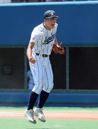 　８回のピンチを切り抜け吠える岩倉・佐藤海翔（撮影・石井剣太郎）