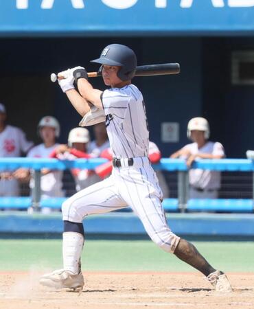 　２回、チーム初の適時打を放つ岩倉・高橋（撮影・石井剣太郎）