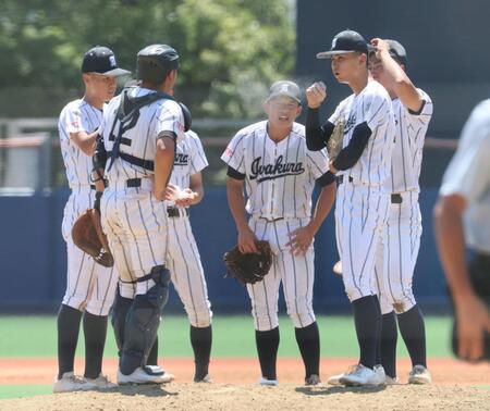 　５回、岩倉・佐竹翔太（右から２人目）のもとに集まる岩倉ナイン（撮影・石井剣太郎）