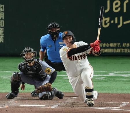 　７回、同点３ランを放つリチャード（撮影・金田祐二）