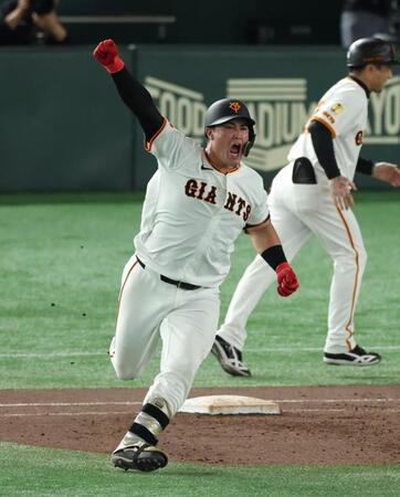 　７回、同点３ランを放ちガッツポーズのリチャード（撮影・金田祐二）