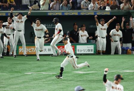　９回、中前にサヨナラ打を放ち喜ぶ吉川と巨人ベンチ（撮影・金田祐二）