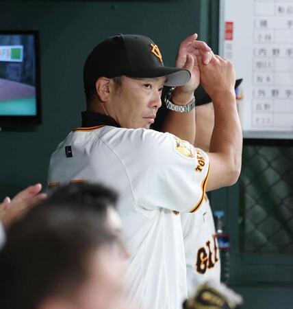 　７回、ベンチで打撃のポーズを見せる阿部監督