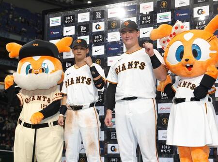 　お立ち台でガッツポーズの吉川（左）とリチャード（撮影・西岡正）